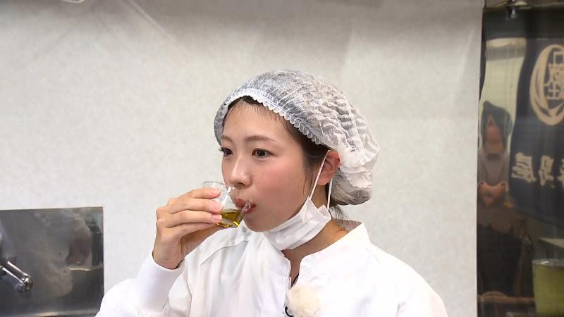 オリーブオイルを試飲する大森アナウンサー