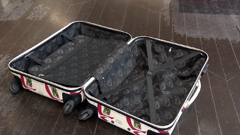 うなぎパイキャリーケースを開いた状態