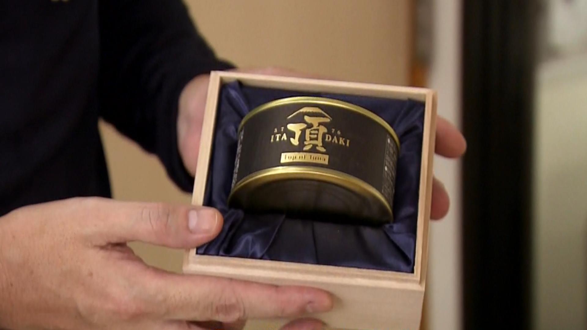 木箱に入った頂の缶