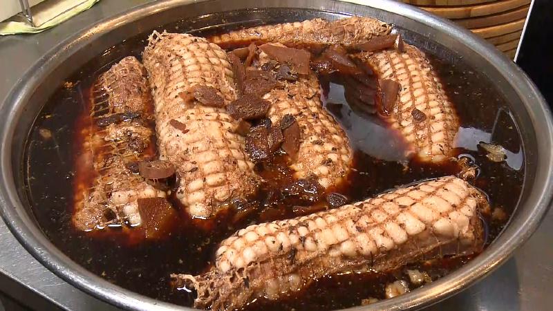 チャーシューを煮込んでいる