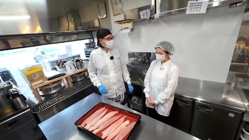 トレーに並ぶ原料・ビンナガマグロのハラモ