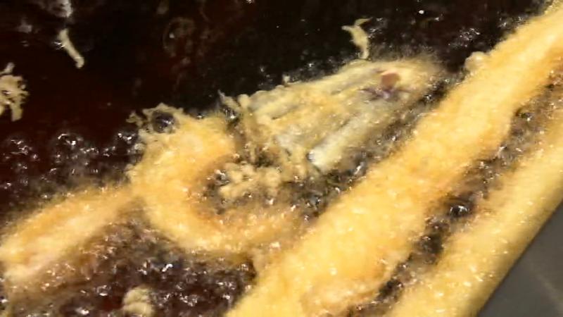 天ぷらを揚げている