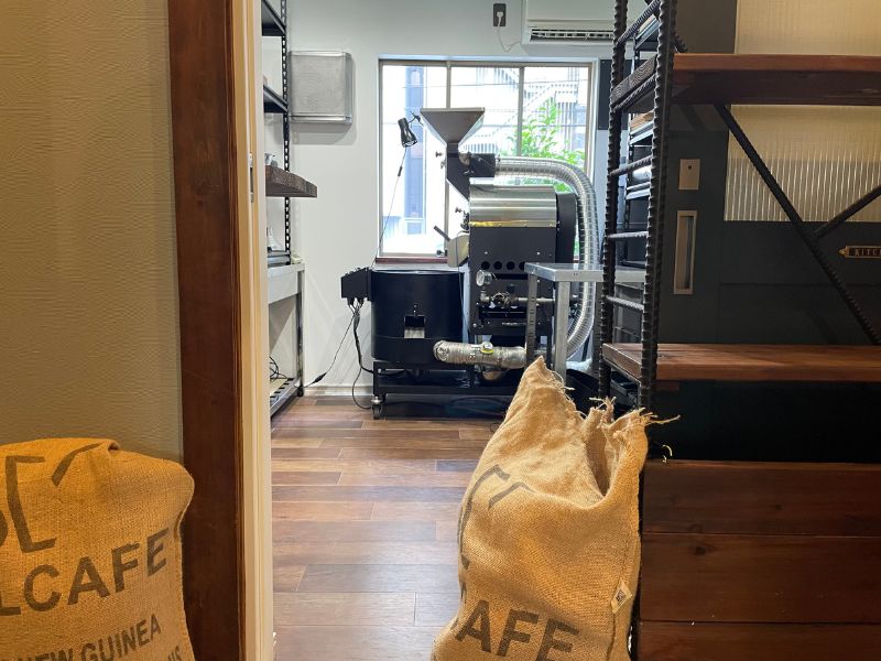 店内から見える焙煎機