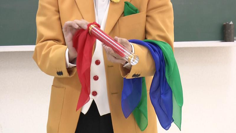 3枚のハンカチを詰めていく