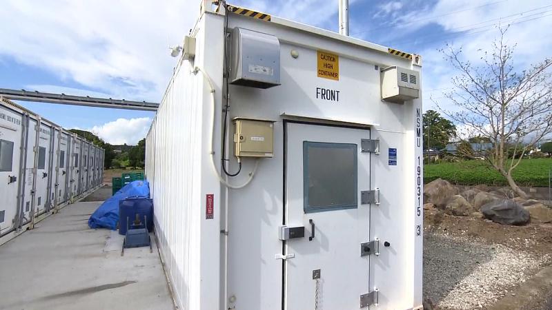 扉が閉められ中が見えない白いコンテナ