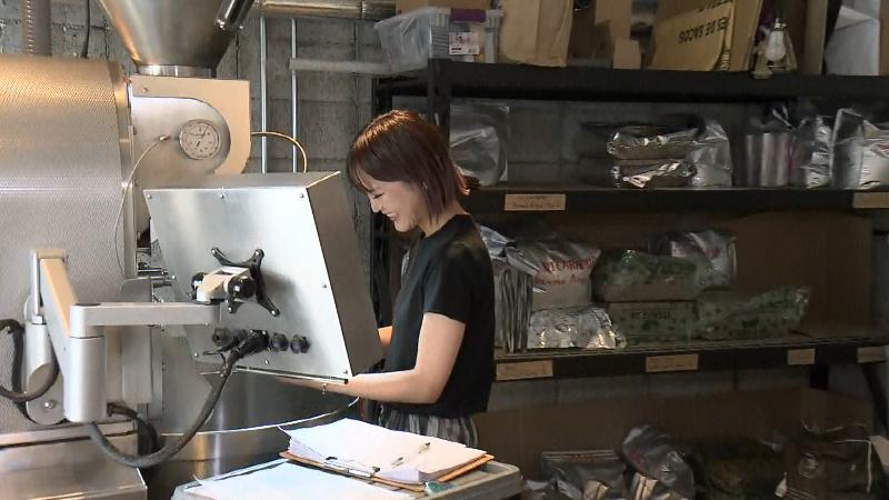 スタッフが焙煎作業をしている