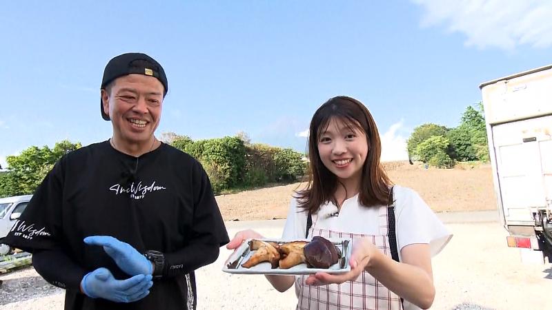 シイタケのバターしょうゆ炒めを持つ大森アナ