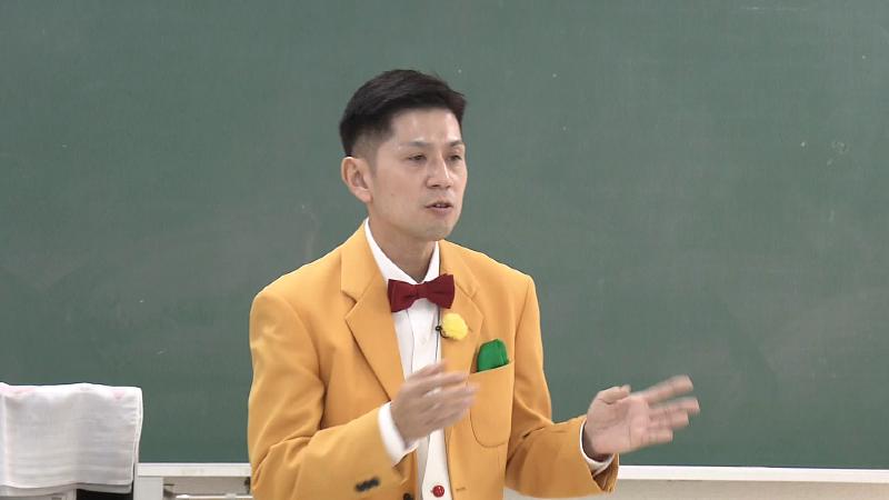 観客に話をするマギー塁さん