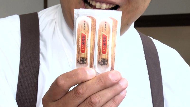 手に持ったうなぎバン