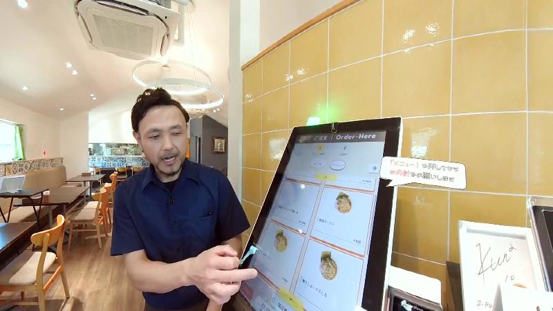 メニュー画面を操作する寺田さん