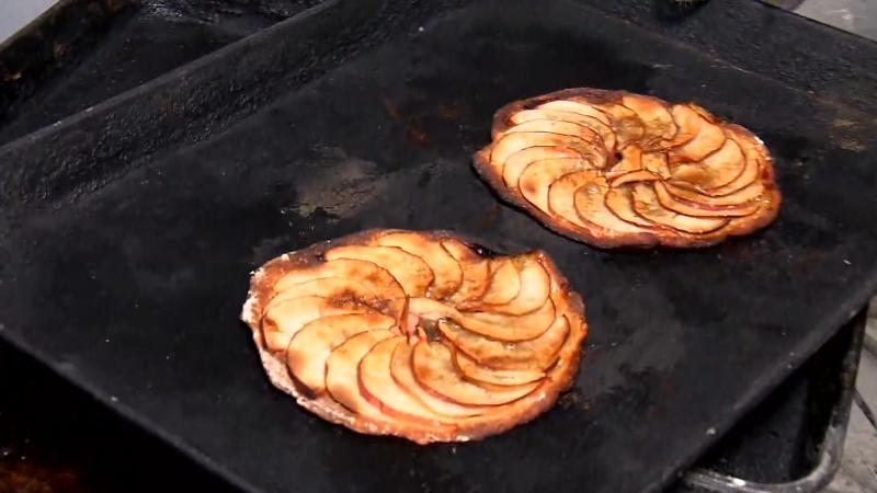 焼きあがったリンゴのガレット