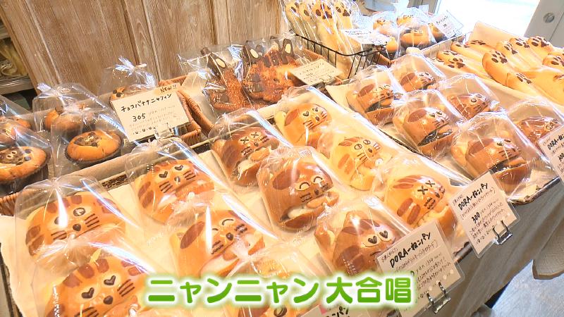 棚に置かれたパン各種