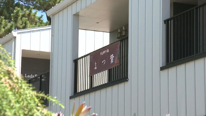 よつ葉の店の前にかかっている店名フラッグ