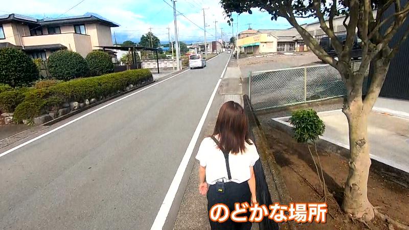 のどかな住宅地を歩く大森アナ