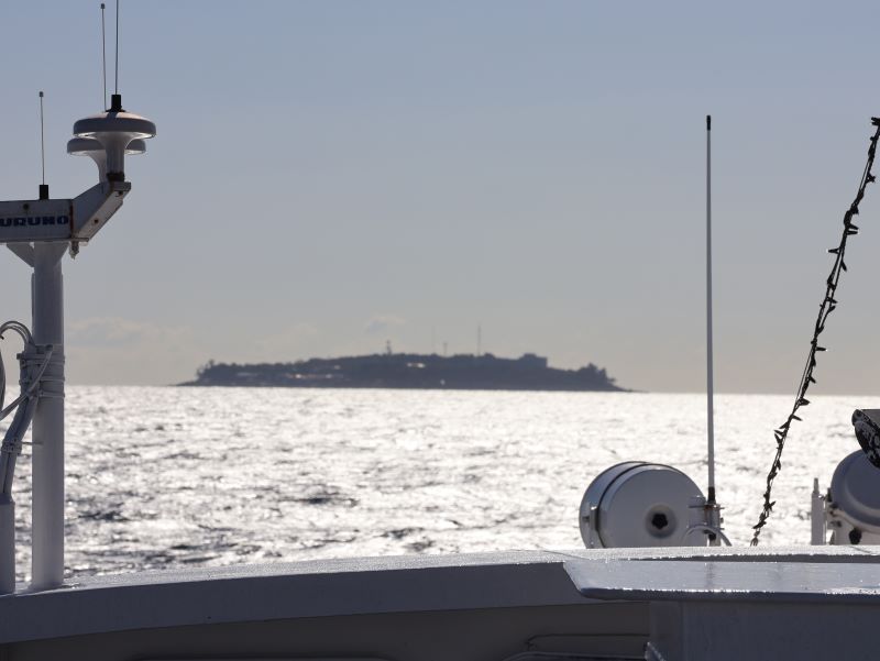 船から眺める初島