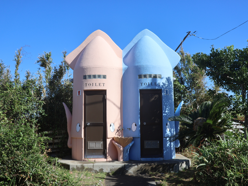 イカの形をしたトイレ