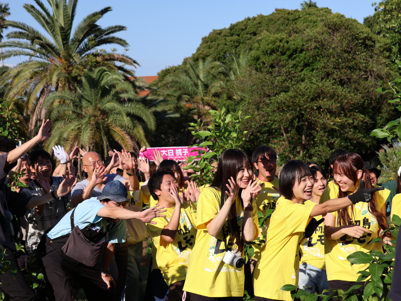 記念撮影をするfoshbowlとファン
