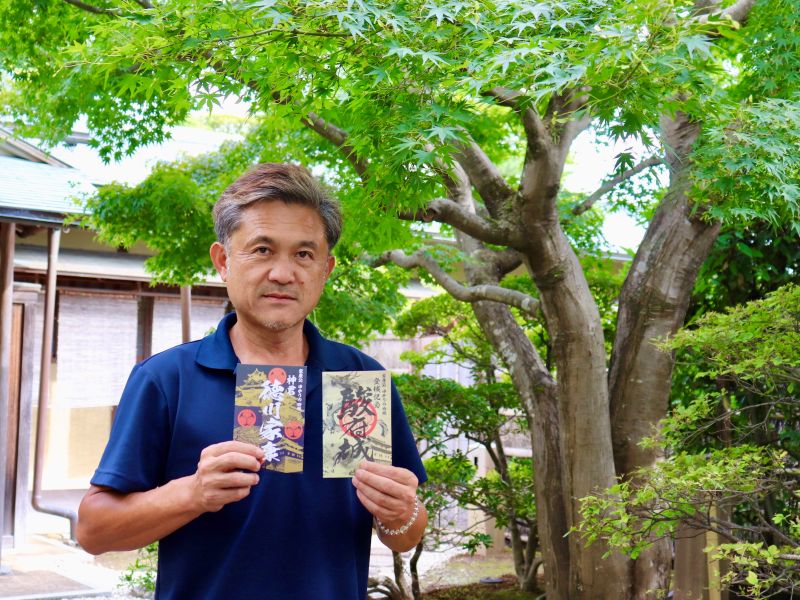 徳川家康武将印と駿府城の御城印を持つ早川さん