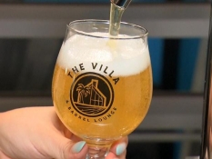 クラフトビールをグラスに注いでいる