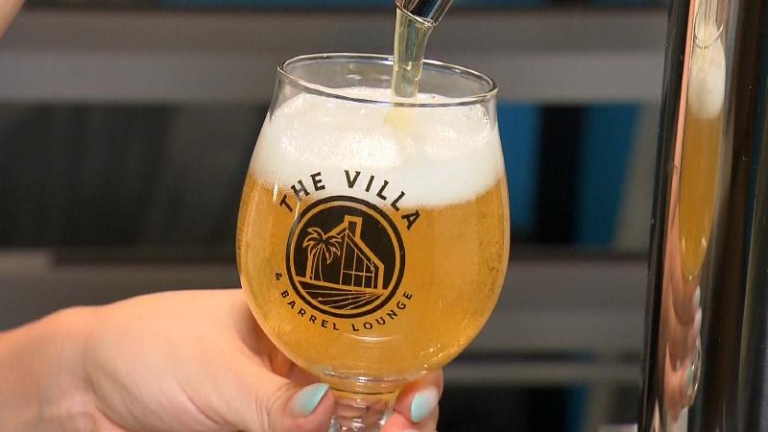 クラフトビールをグラスに注いでいる