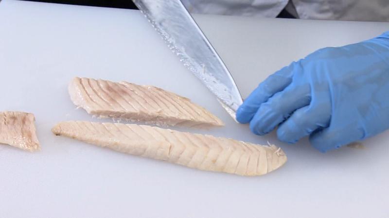 手作業でハラモを切り分ける