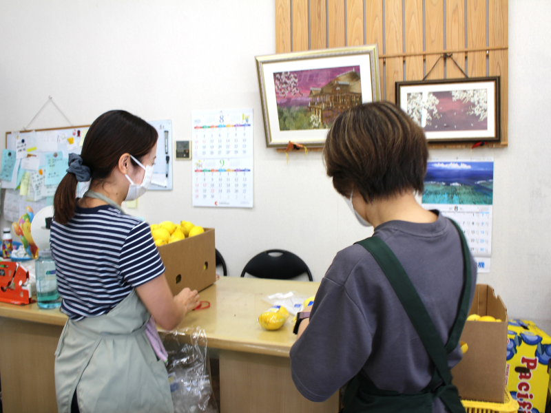 作業する店のスタッフ