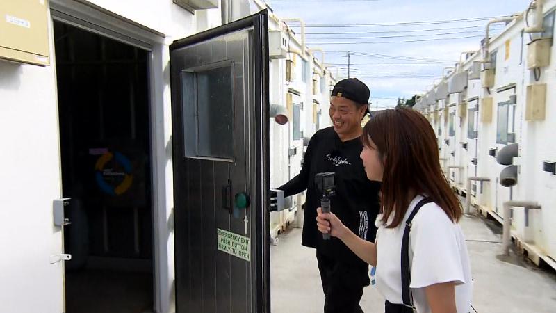 コンテナの中を見せてもらう大森アナ