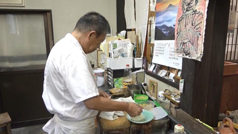 寿司を握る長谷川さん