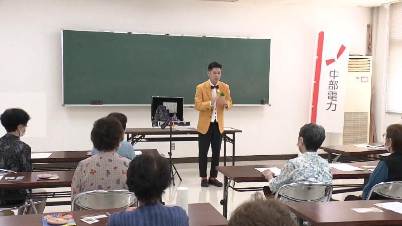 観客に話をするマギー塁さん