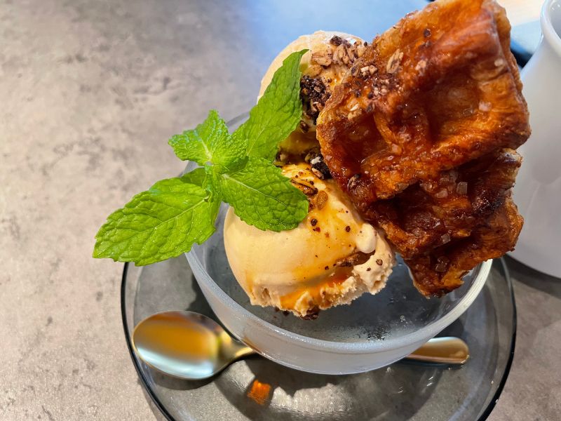 塩キャラメルジェラート　ワッフル添え