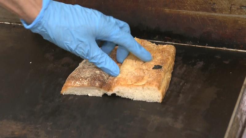 鉄板でパンを焼く