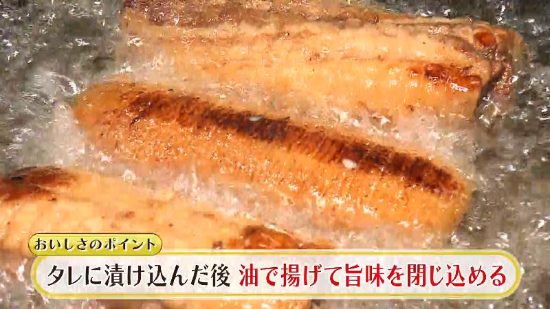 タレに漬け込んだ後、油で揚げてうま味を閉じ込める