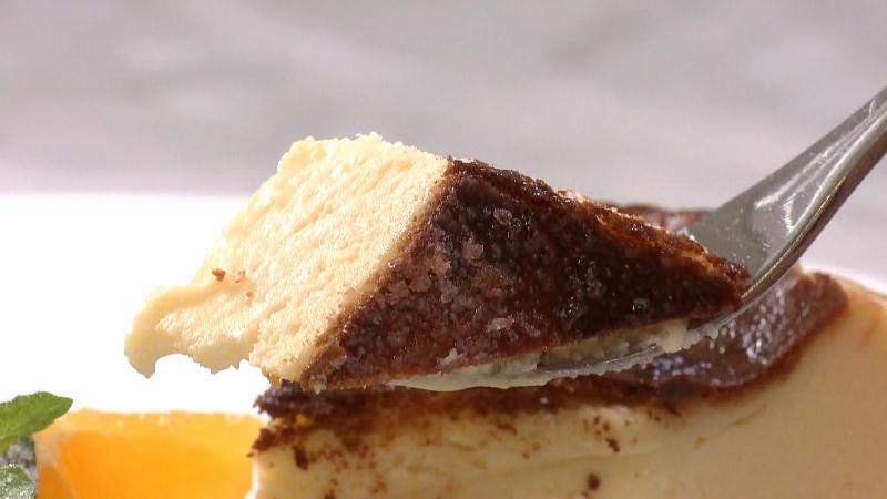 ワインソルトを付けてチーズケーキ