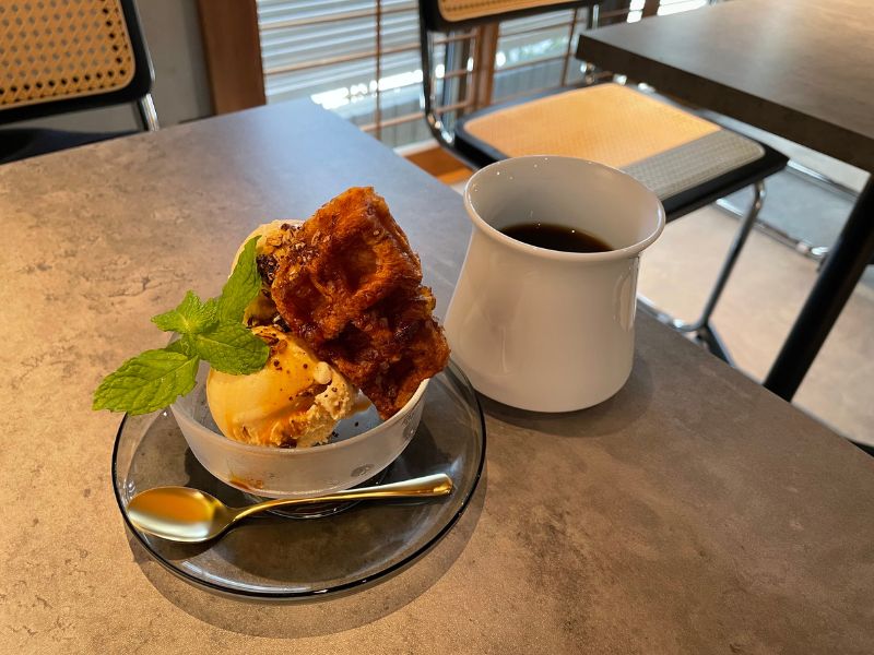 塩キャラメルジェラート　ワッフル添え