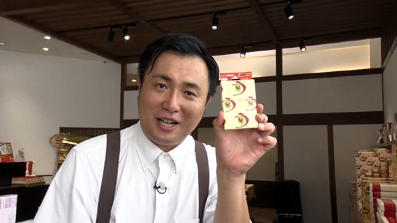 うなぎバンを持つにむらリポーター