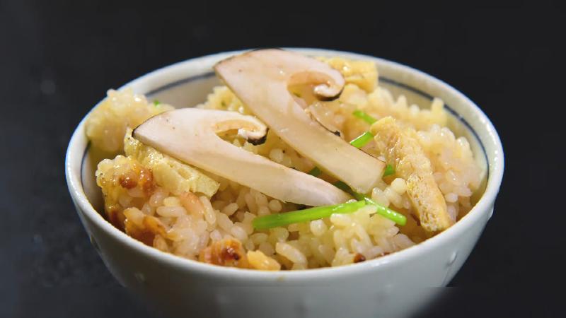 松茸と2種きのこの釜飯