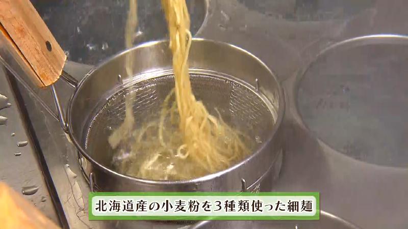 麺を茹でている