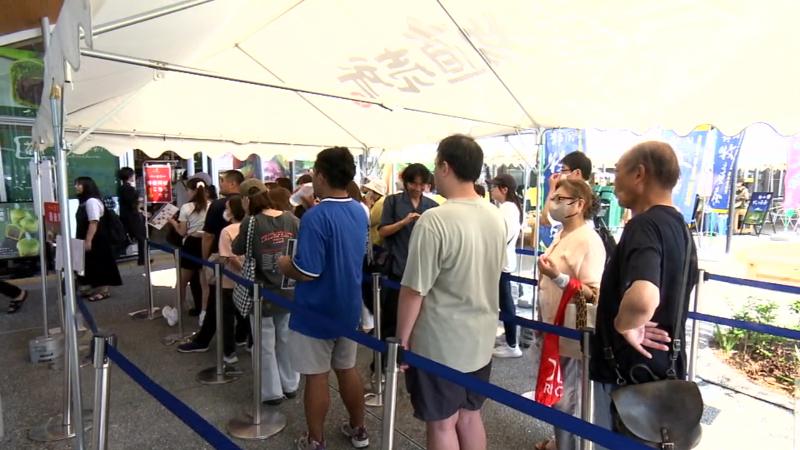 さとりベーカリーに並ぶ列