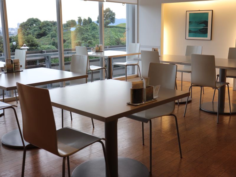 窓からの日差しが明るい客席