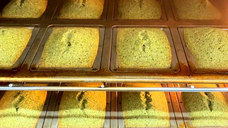 フィナンシェを焼いている