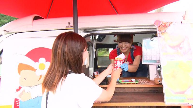 クレープを渡す齊藤さん