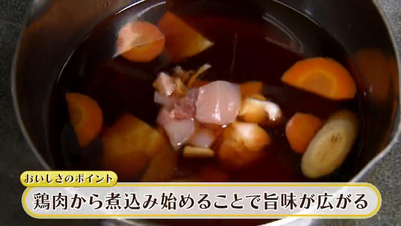 鶏肉から煮込み始める
