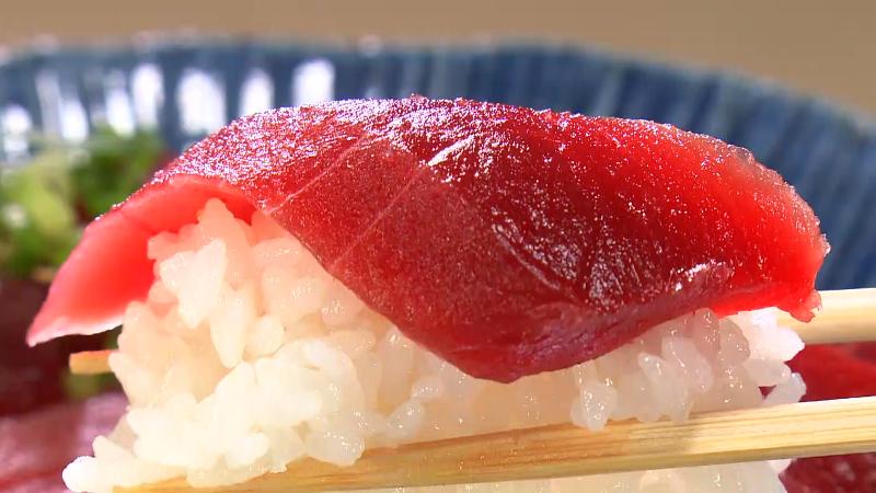 マグロをご飯にのせている