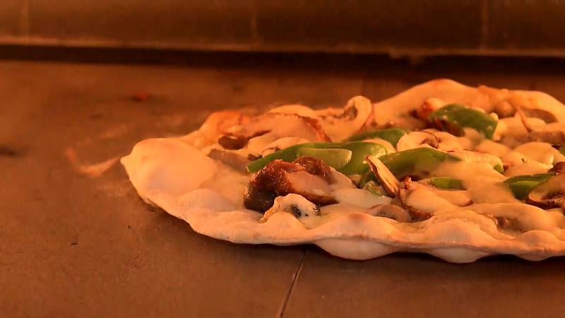 ガス窯でピザを焼いている