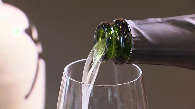 グラスに注がれる初亀の習作