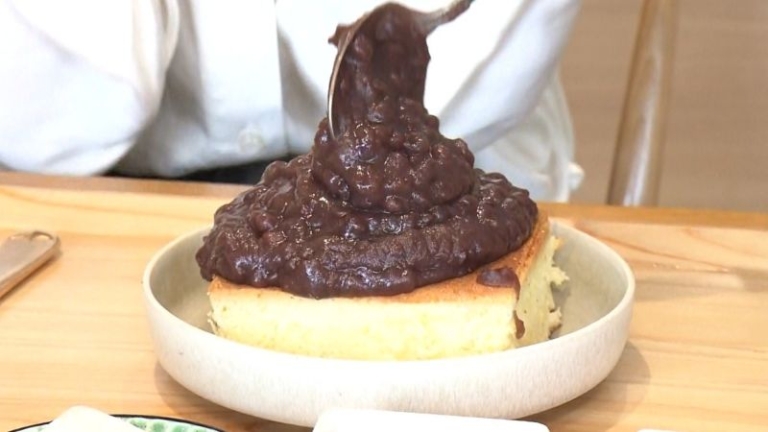 パンケーキに盛られるあんこは“かけ放題”