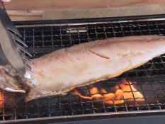 砂干しのサバを焼いている