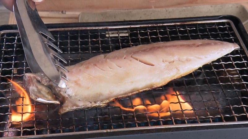 砂干しのサバを焼いている
