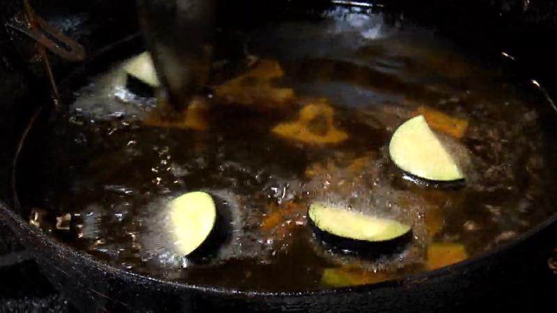 野菜を素揚げしている