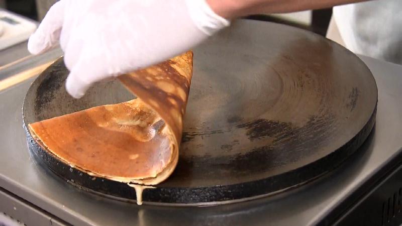 シュガーバタークレープを焼く